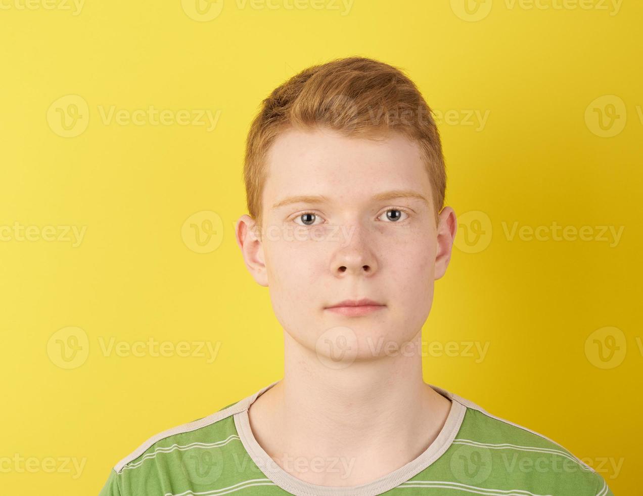 homem ruivo irlandês em fundo amarelo foto