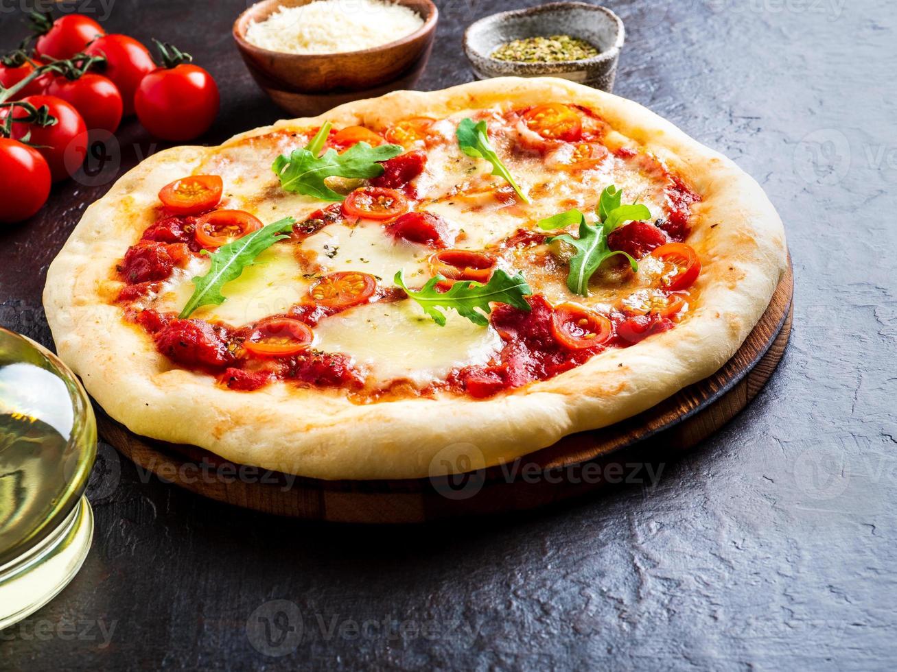 pizza italiana caseira quente margherita com mussarela e tomate foto