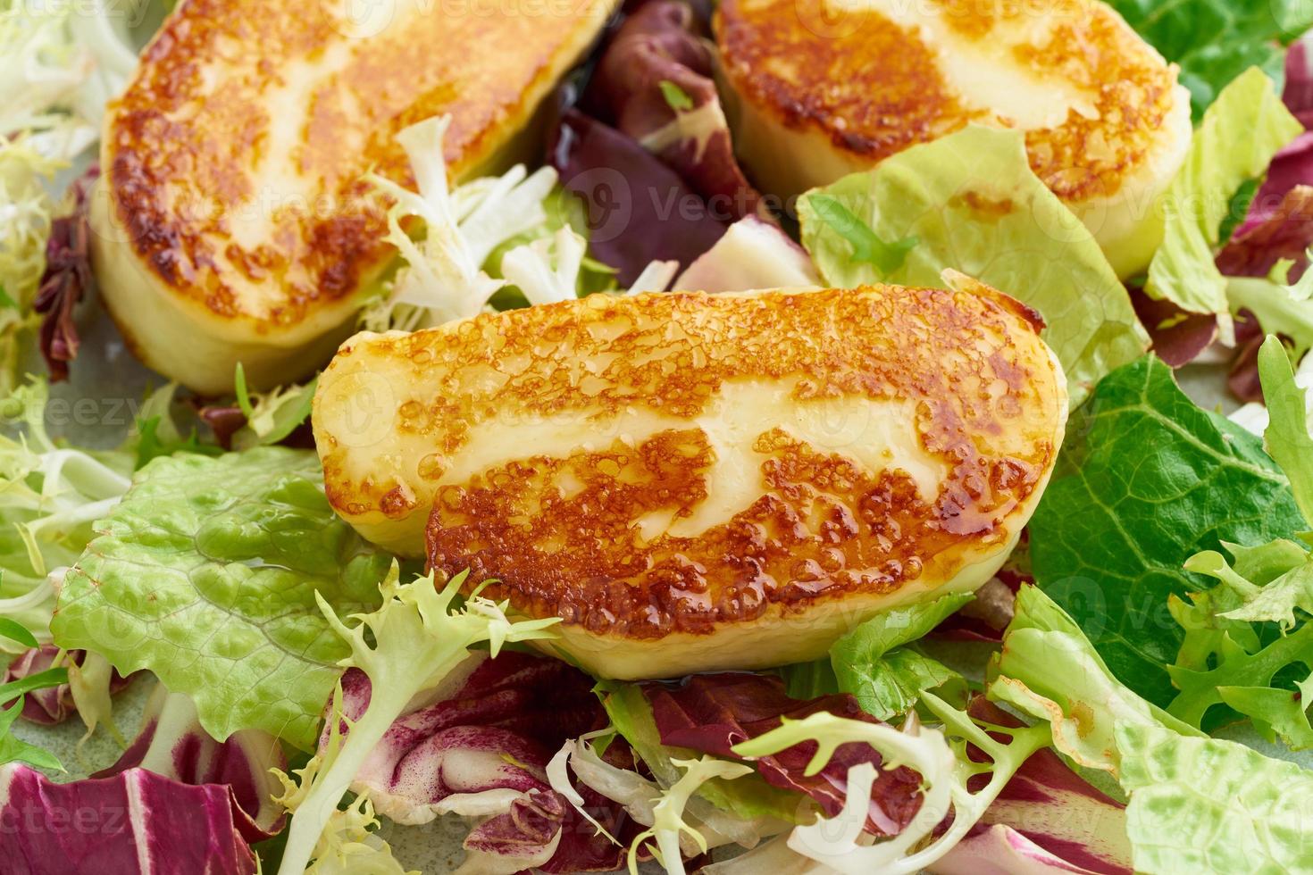 macro chipre halloumi frito com salada saudável. lchf, pegan, fodmap, paleo, scd, ceto foto