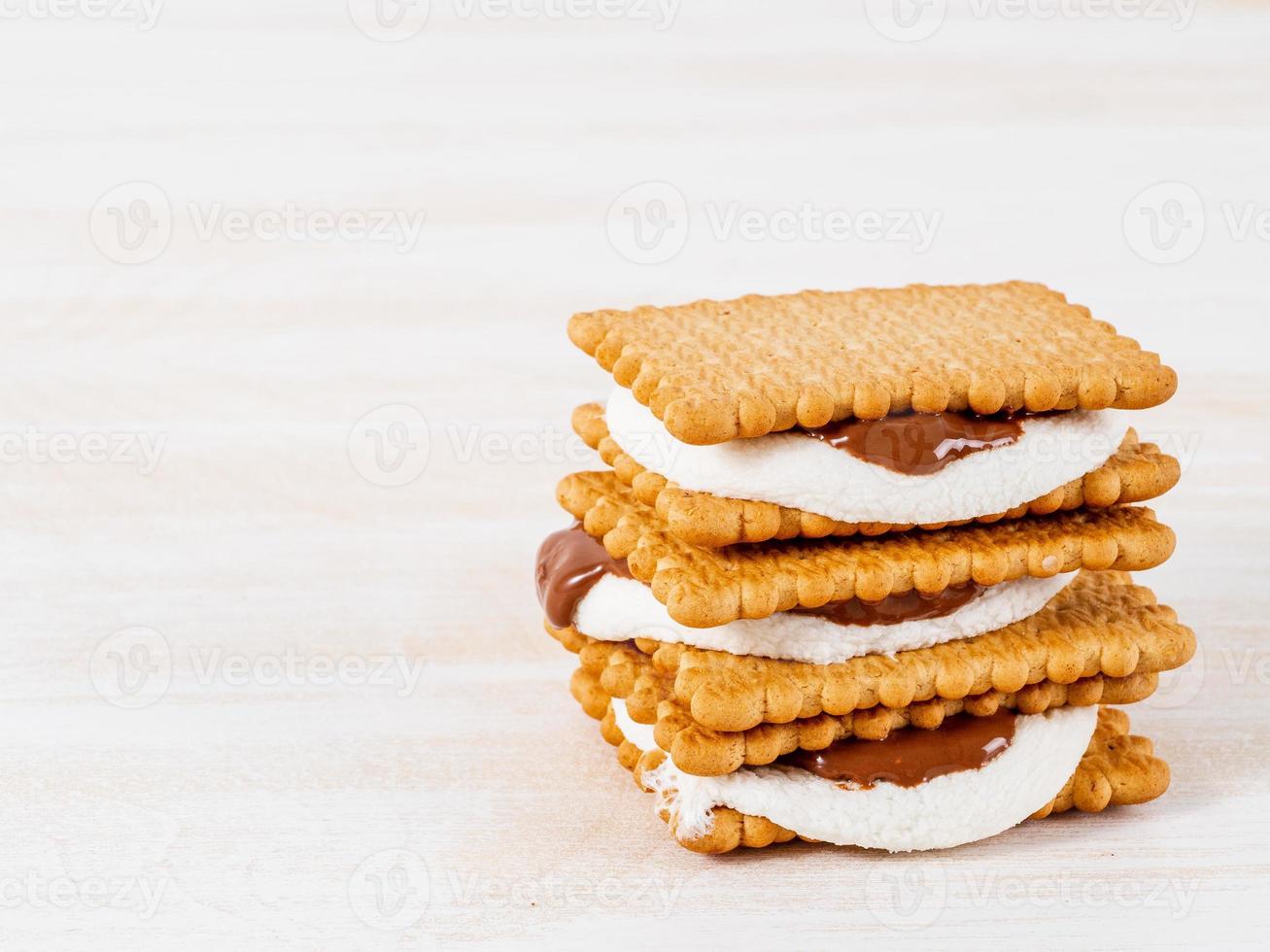 smores, sanduíches de marshmallow - biscoitos de chocolate doces americanos tradicionais foto