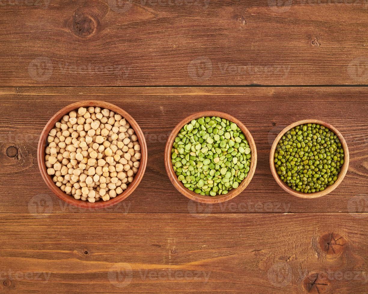 conjunto de legumes, feijão para dieta vegana de proteína sem glúten, ervilhas verdes, grão de bico, mung, vista superior foto