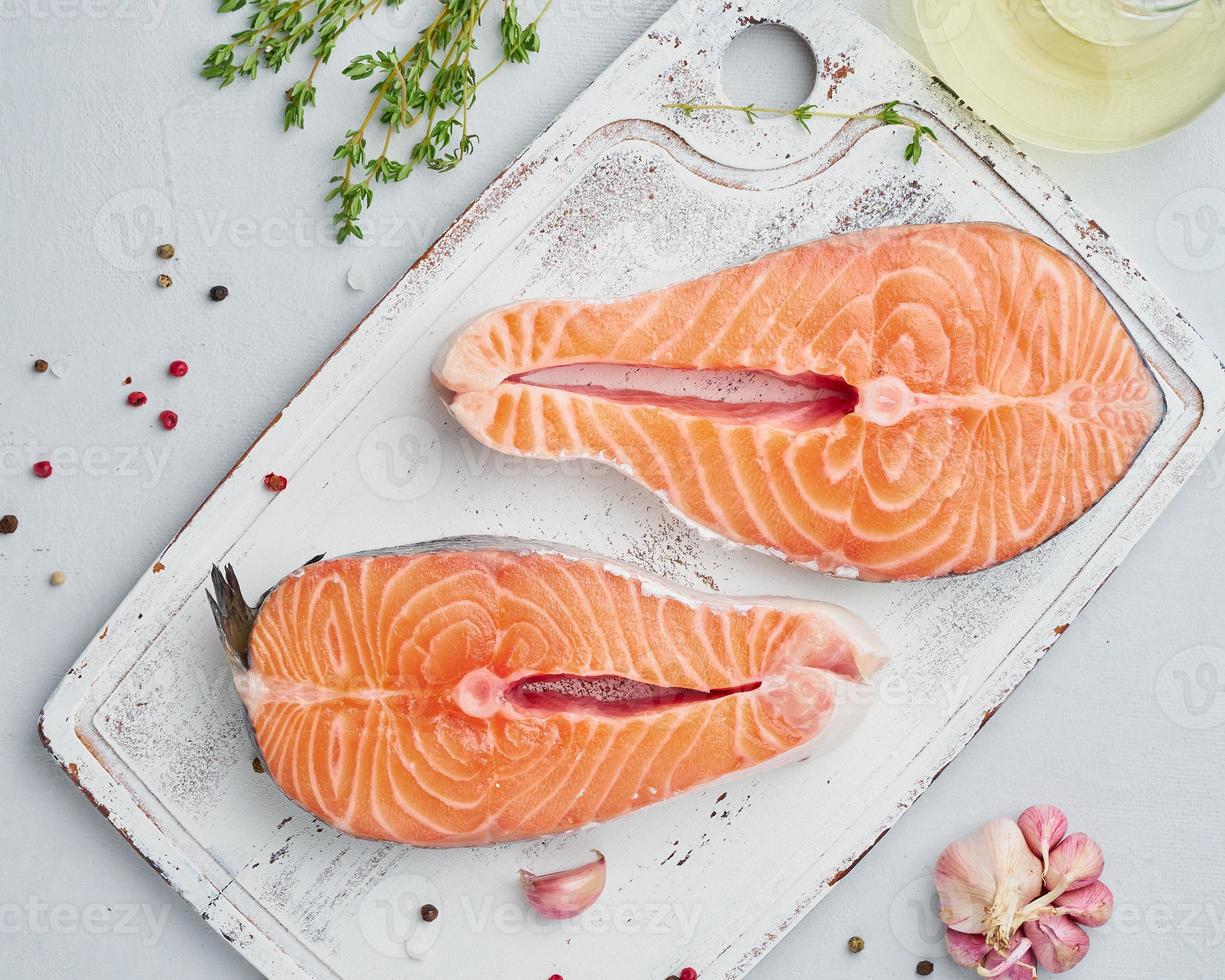 dois bifes de salmão, vista superior, copie o espaço. filé de peixe, grandes porções em fatias foto