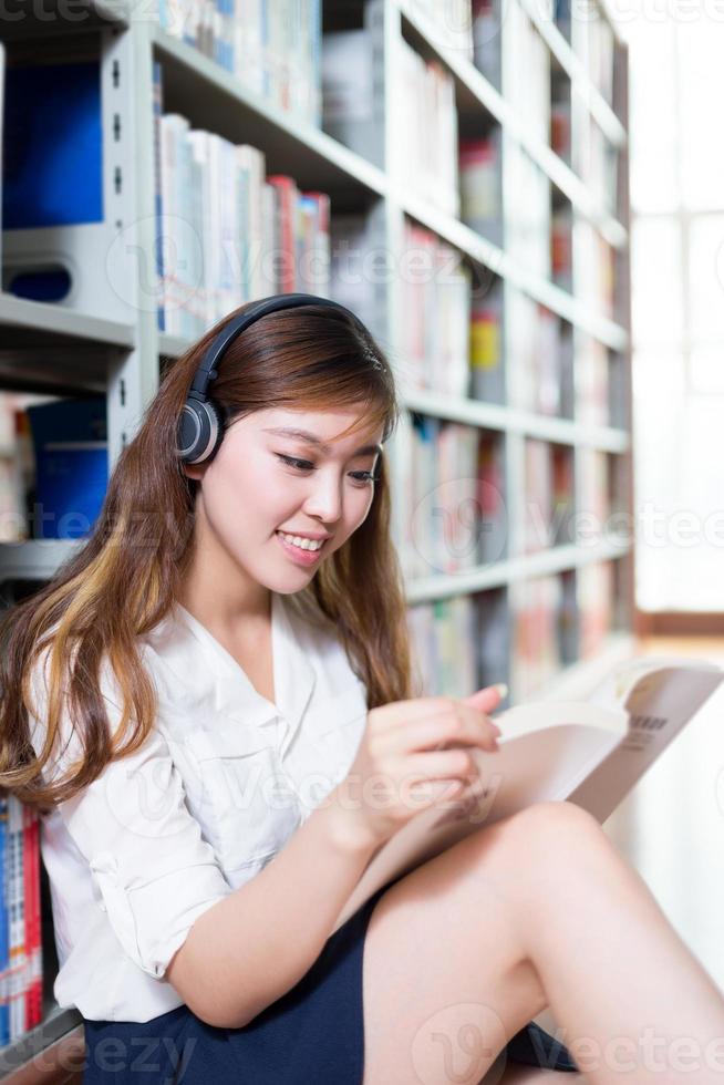 estudo asiático bela aluna na biblioteca foto