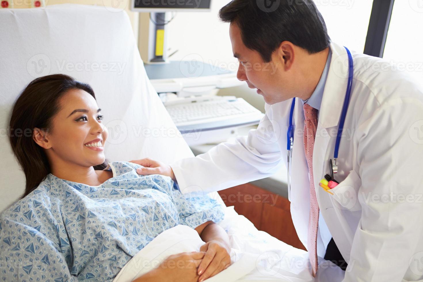 médico falando com paciente do sexo feminino na enfermaria foto