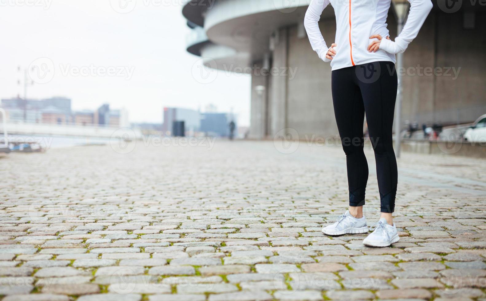 pé feminino fitness na calçada na cidade foto