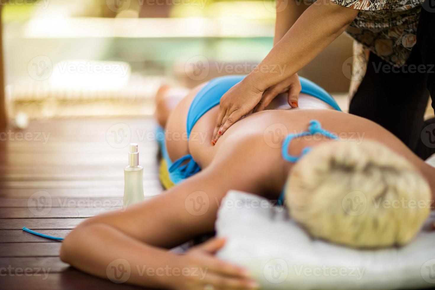 mulher recebendo massagem nas costas foto