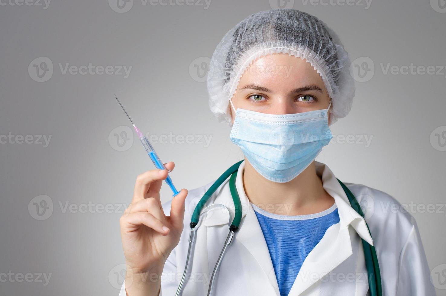 médica com seringa foto