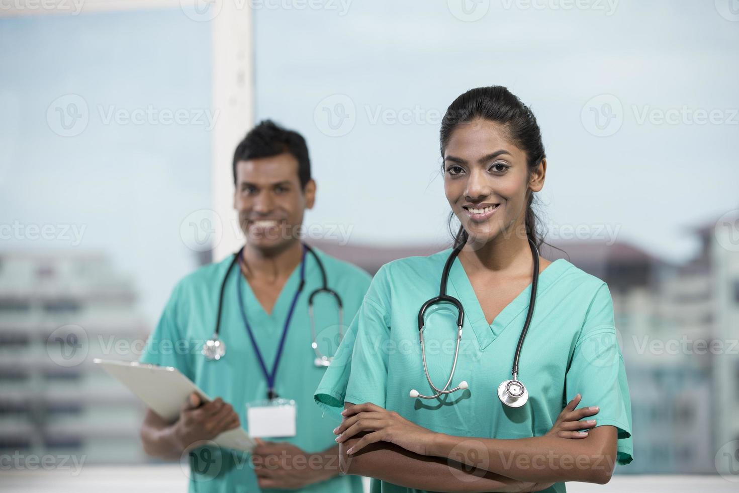 médico indiano feminino com seu colega foto