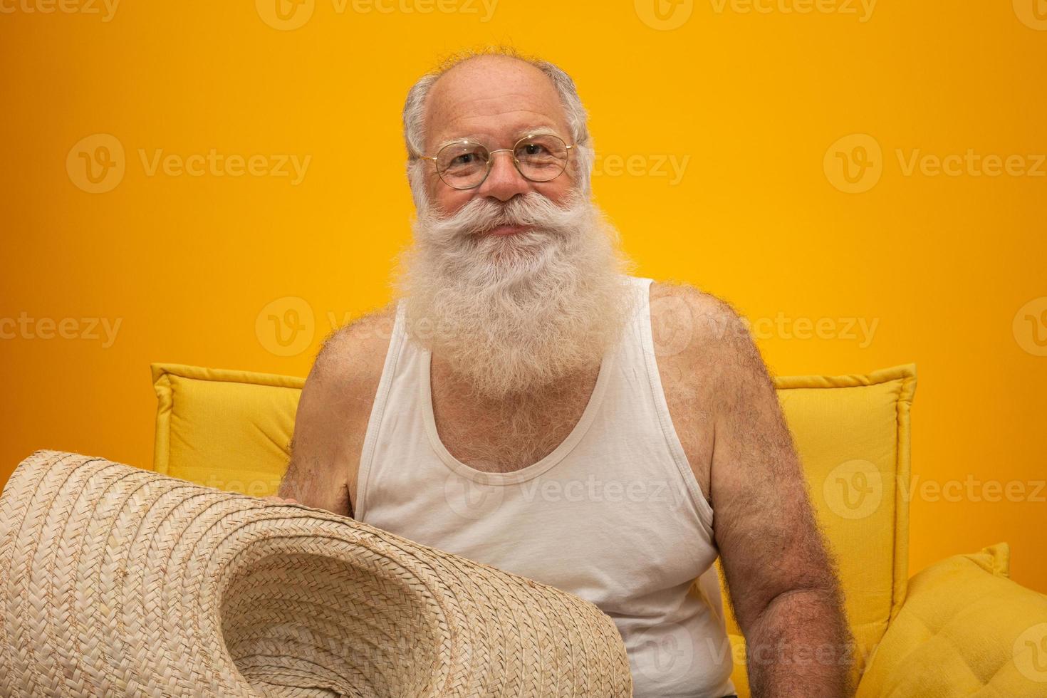 velho com longa barba branca, usando um grande chapéu de palha. foto