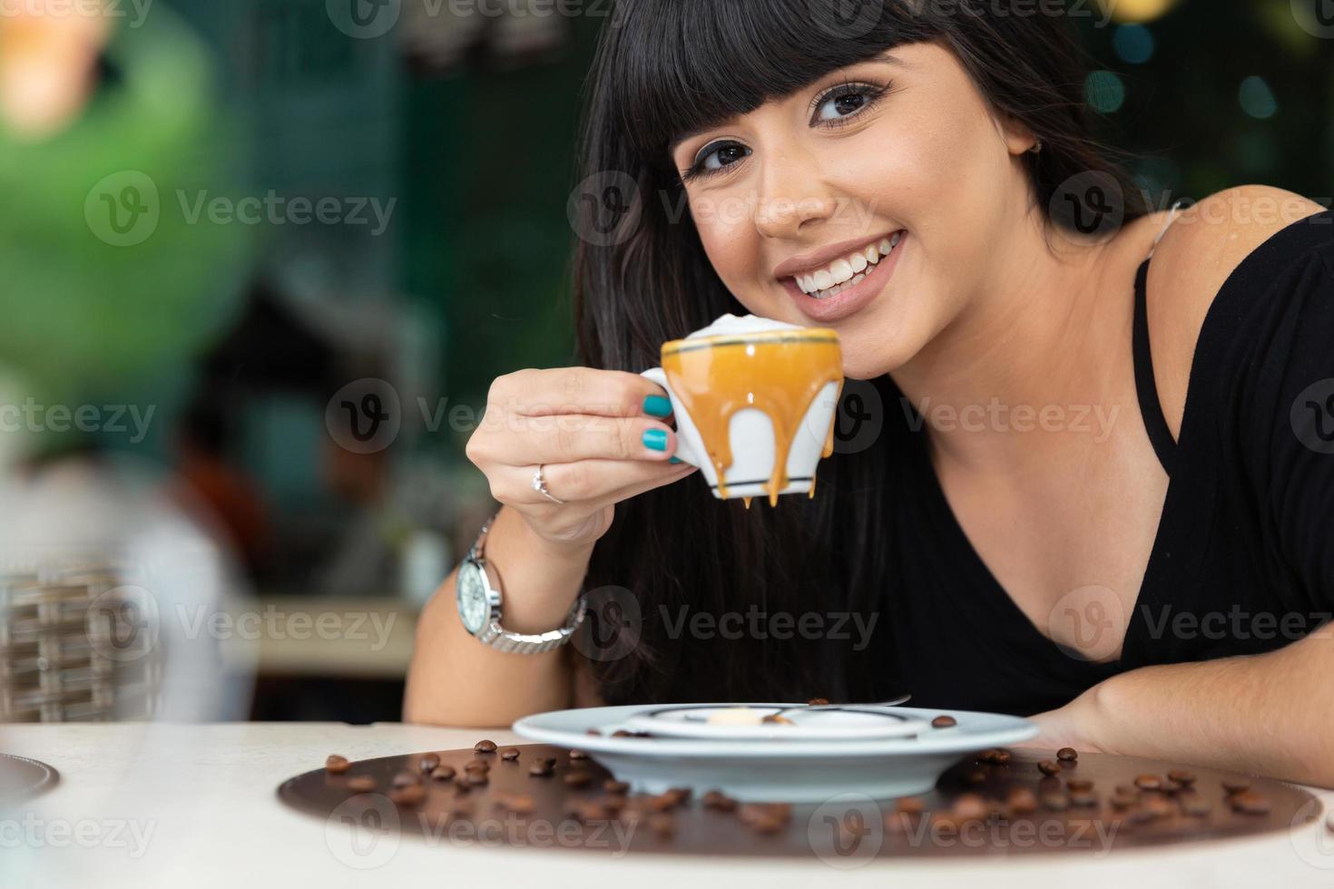 mulher bebendo mesa de café. mulheres no café. foto