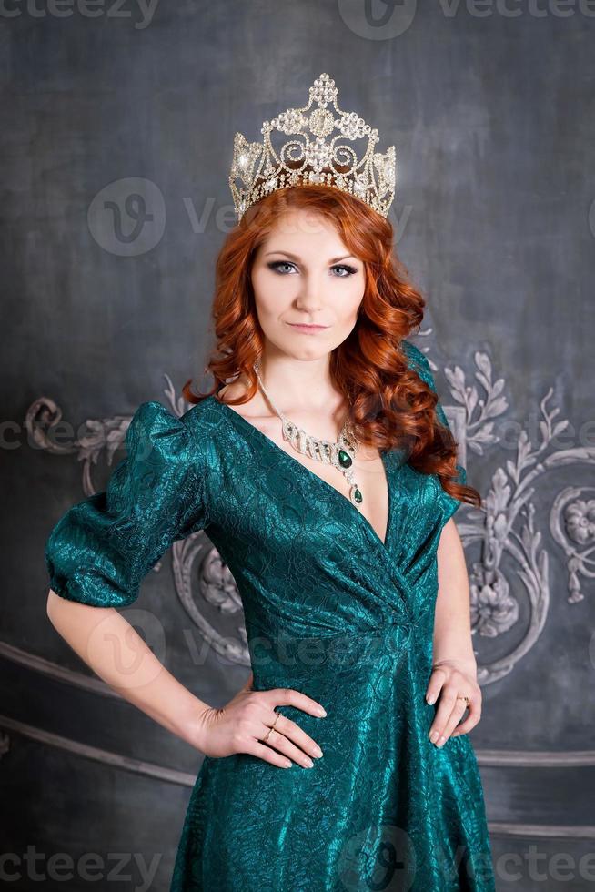 rainha, pessoa real com coroa, cabelo vermelho e vestido verde foto