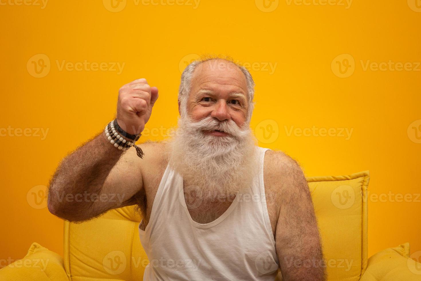 velho com uma longa barba branca torcendo ou feliz. vencedora. ganhei na loteria. foto