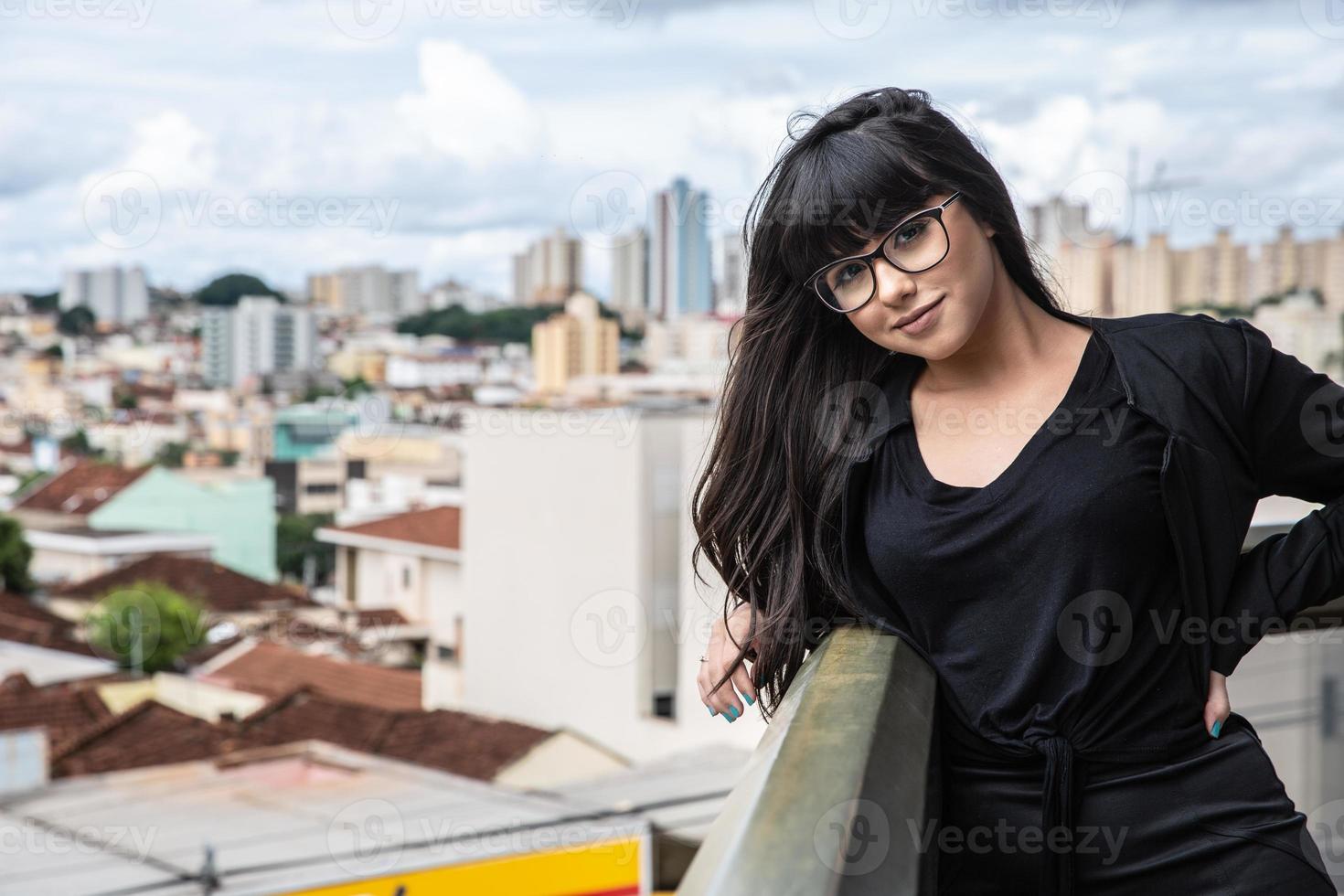 empresária de sorriso bem-sucedida no topo de um prédio. foto