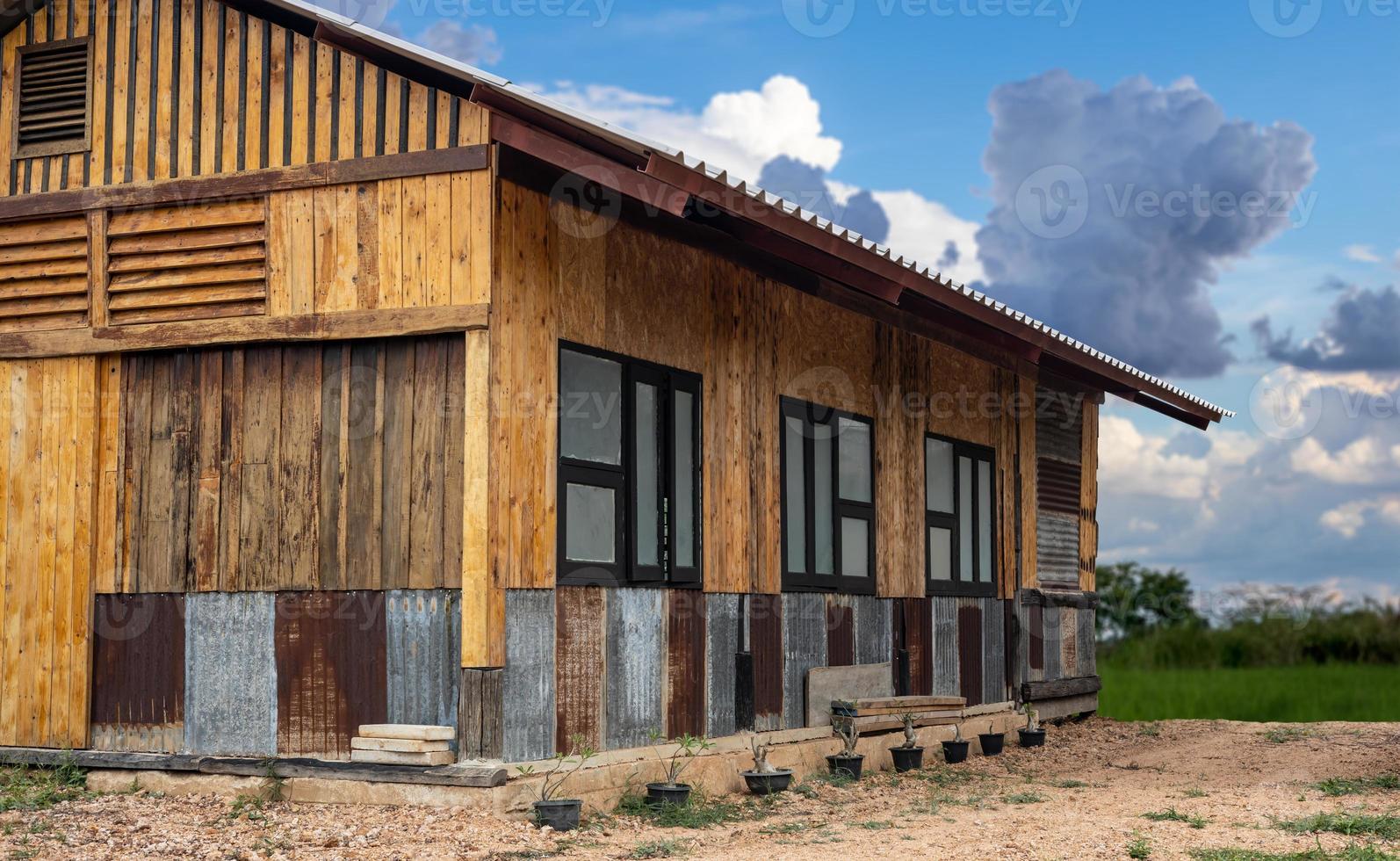 vista frontal e lateral de uma antiga casa de madeira renovada em estilo contemporâneo moderno clássico. foto