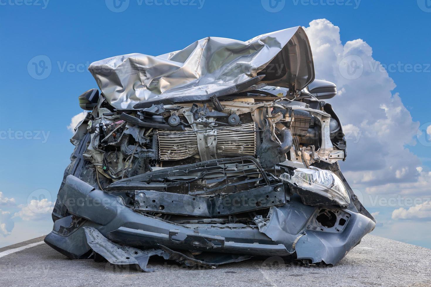 os destroços de um carro na frente de um carro de bronze foram destruídos como destroços até virarem sucata. foto
