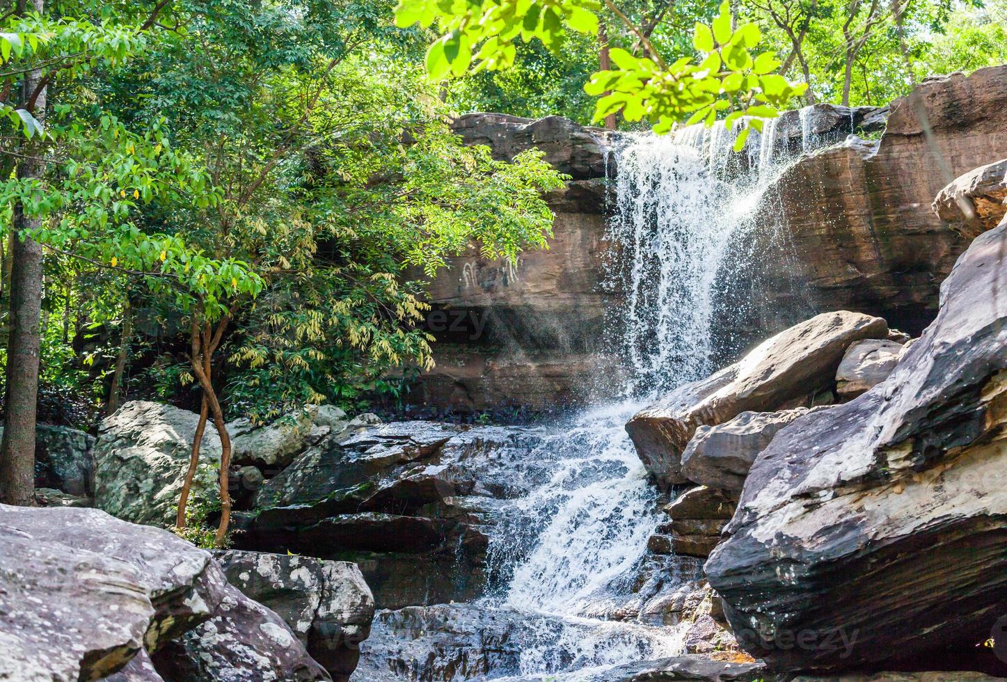 cachoeira tropical na floresta tropical foto