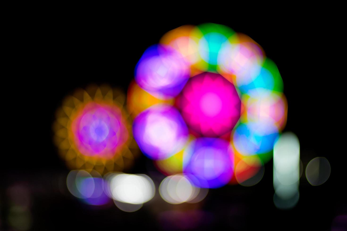 desfocar a luz, cores redondas semelhantes a flores. foto