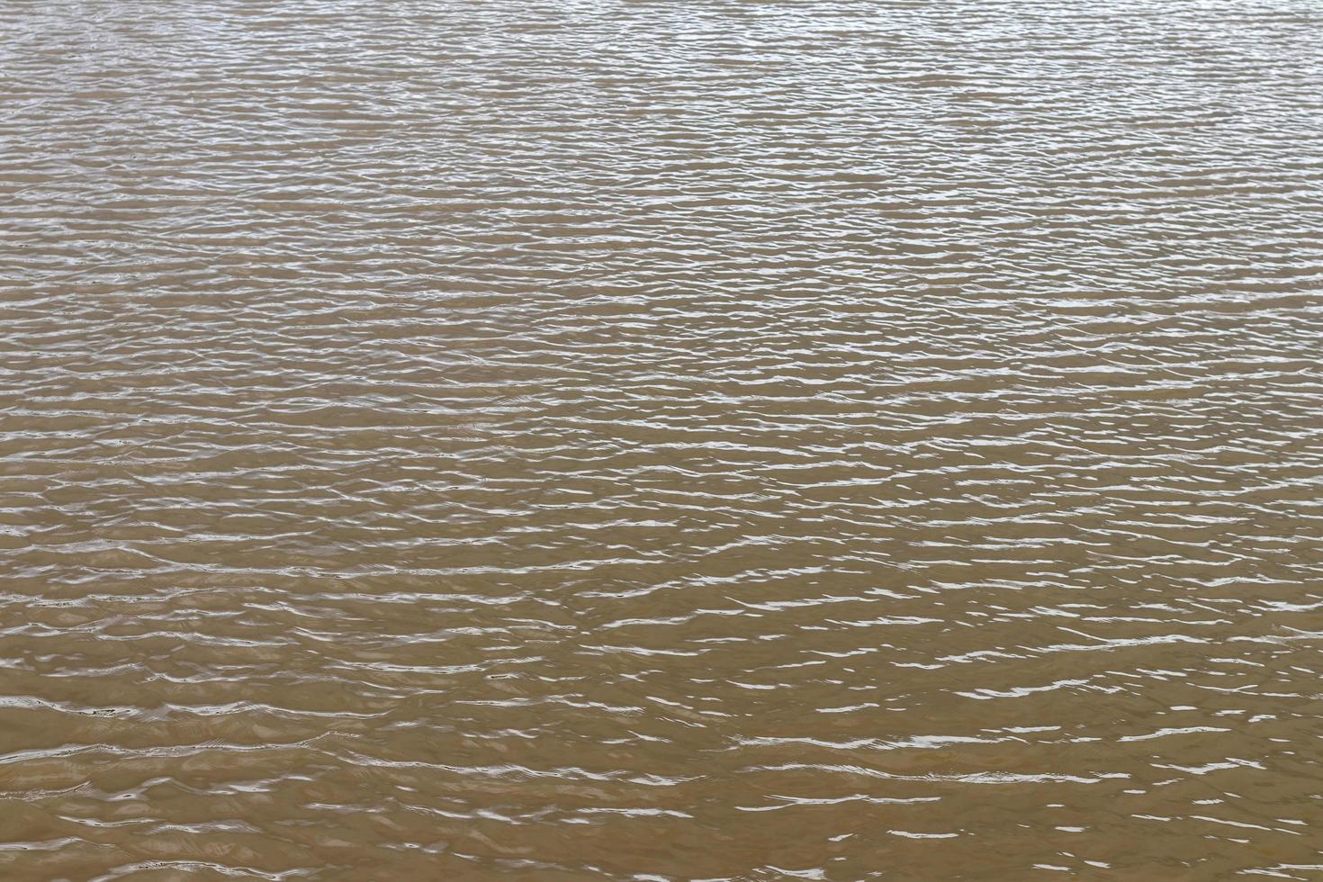 fundos, ondulam os canais de água de superfície no campo. foto