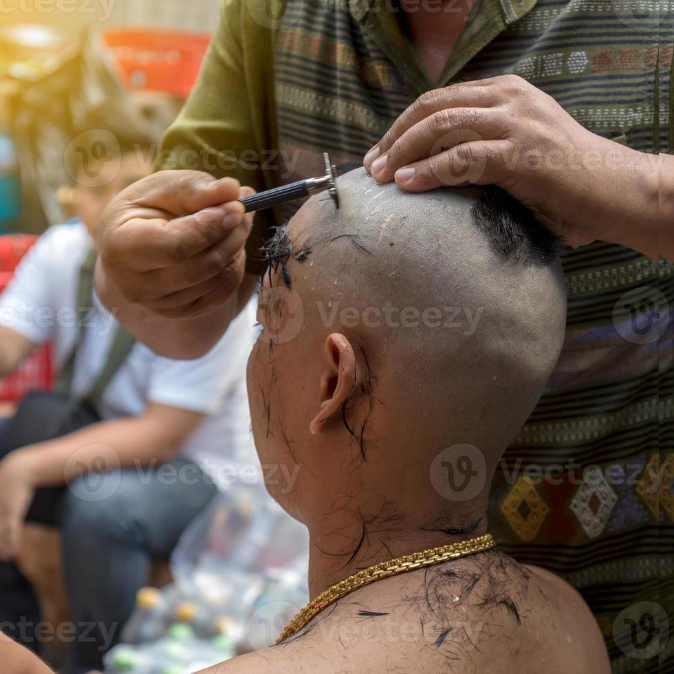 as mãos são raspadas, os homens vão ordenar. foto