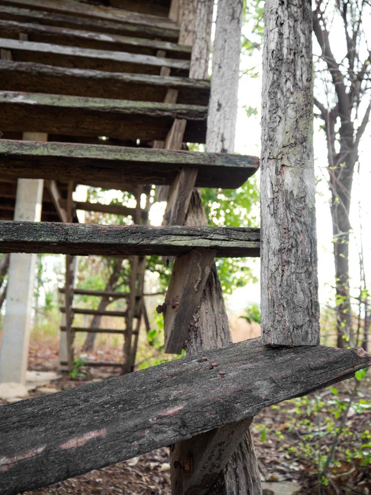 velha escada de madeira decadente. foto