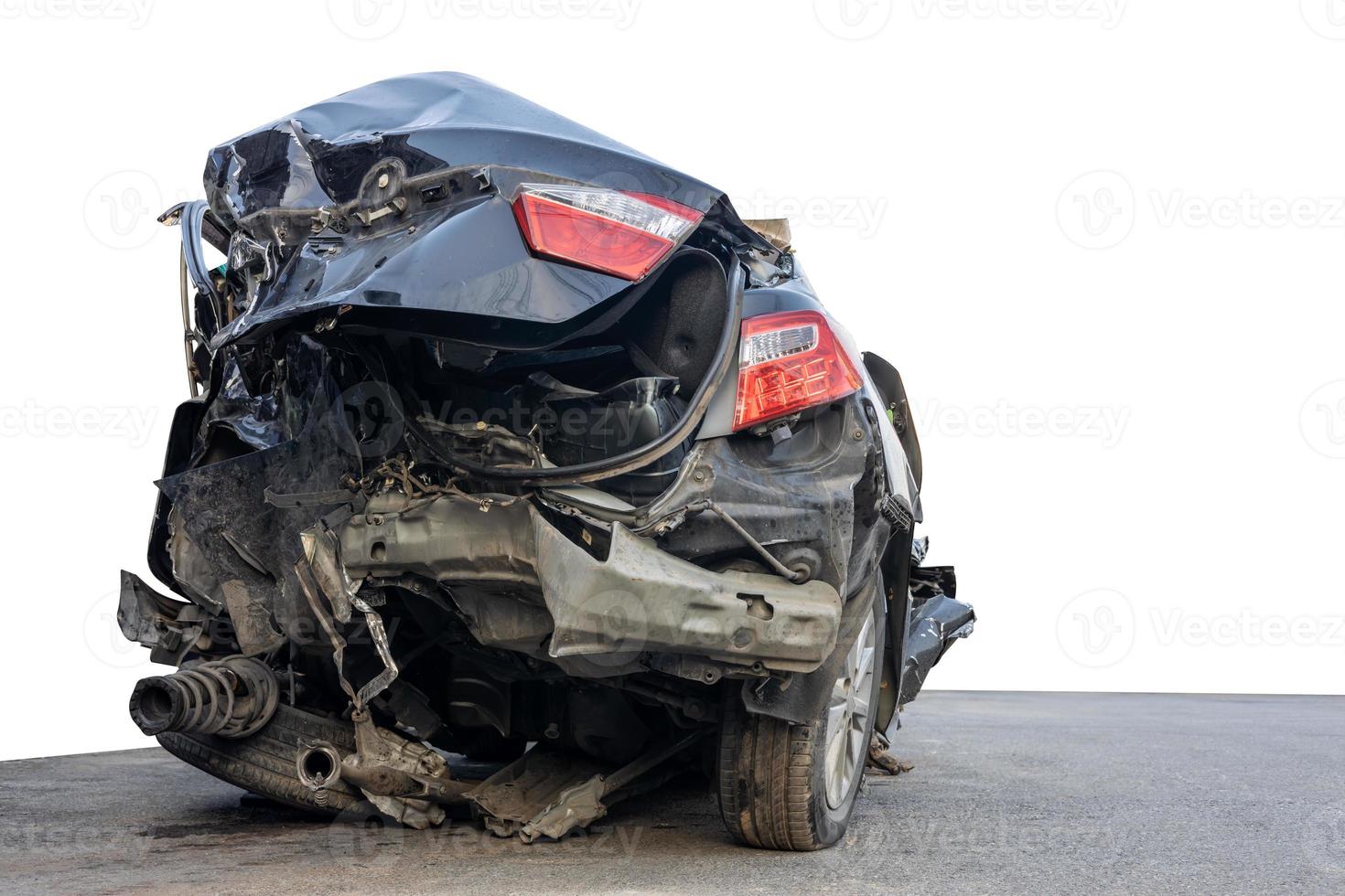 o isolado traseiro de um carro preto, que foi devastado em destroços. foto