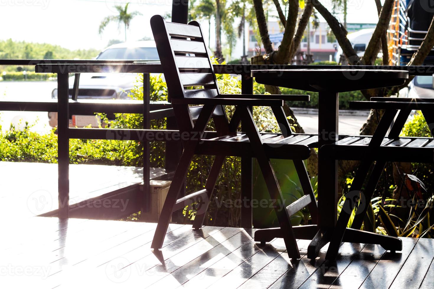 cadeira de madeira preta com mesa de madeira. foto