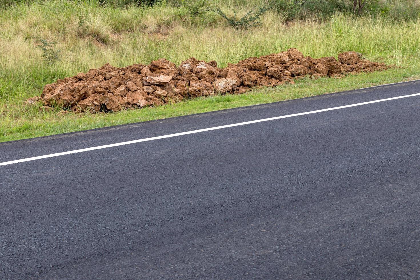 superfície da estrada de asfalto com uma pilha de sujeira. foto