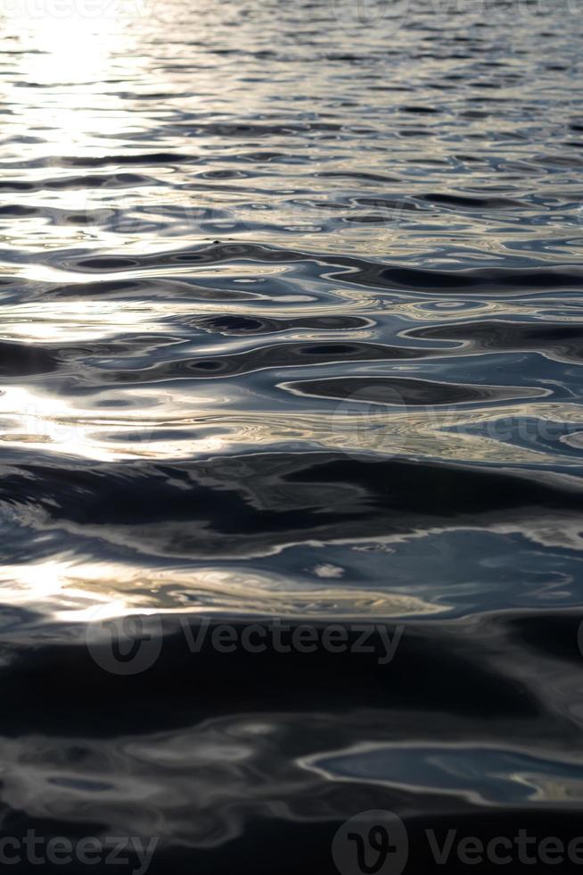 ondas de água de superfície a luz de fundo brilha. foto