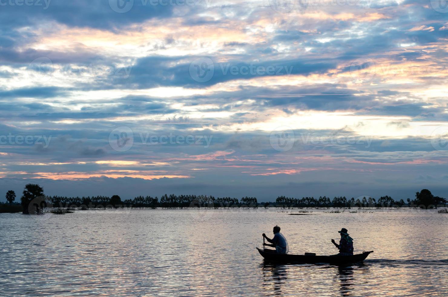 pessoas de barco com nuvens de manhã cedo. foto