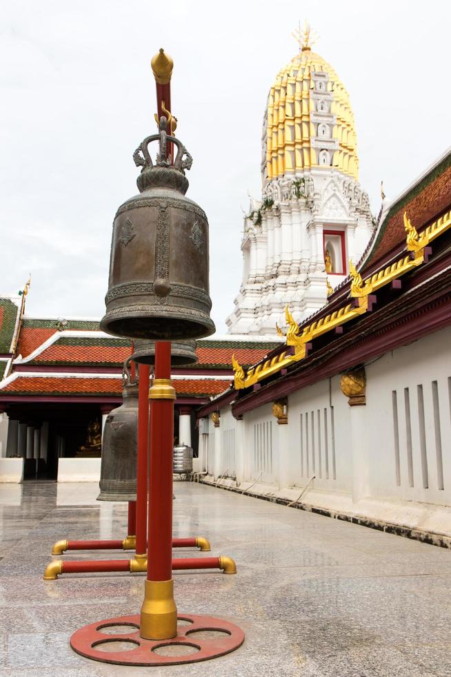 sino de bronze pagode dourado. foto