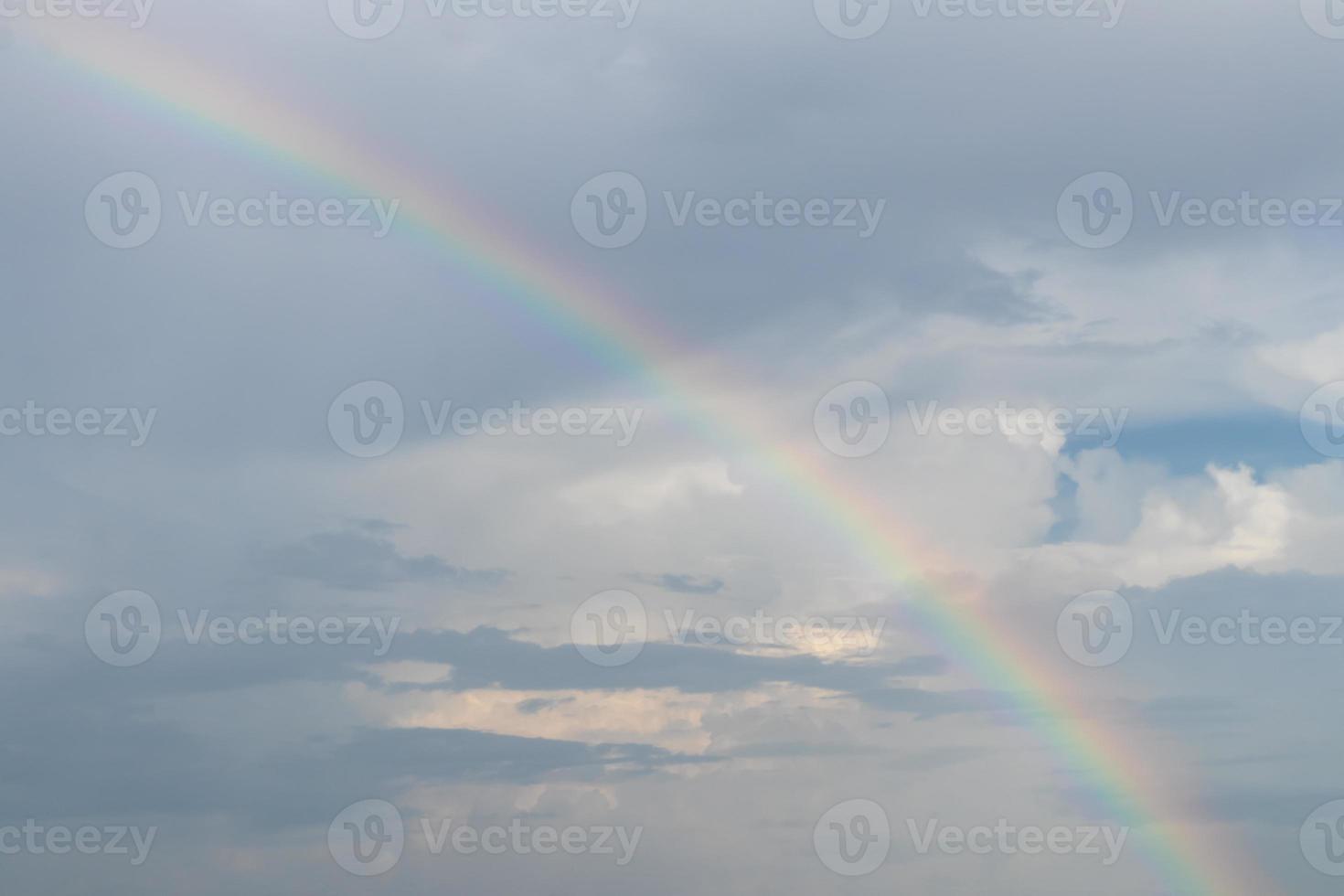 lindo arco-íris nas nuvens. foto