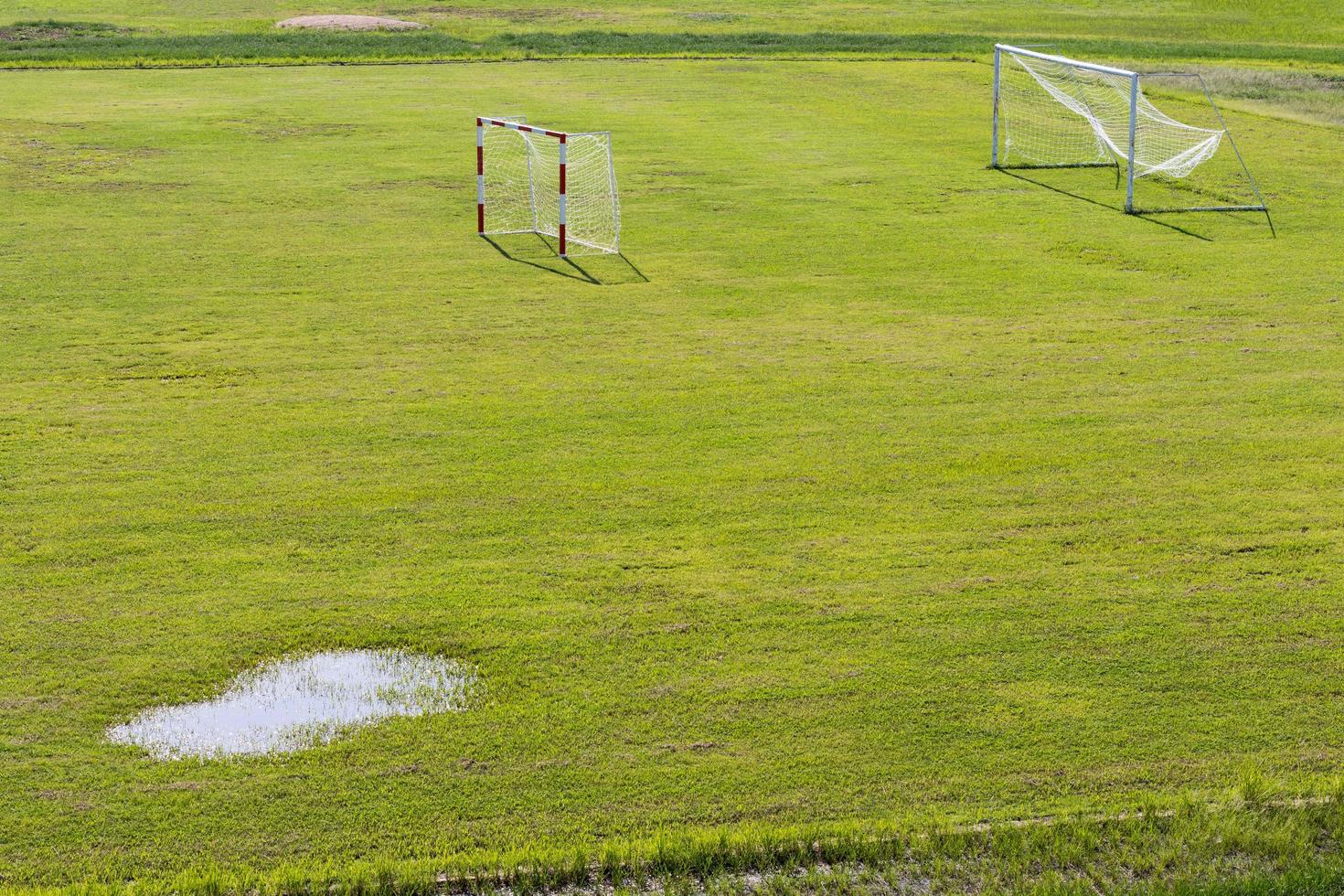 gramado verde com um gol de futebol. foto