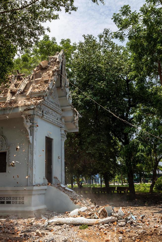 demolindo o antigo crematório perto do parque florestal. foto