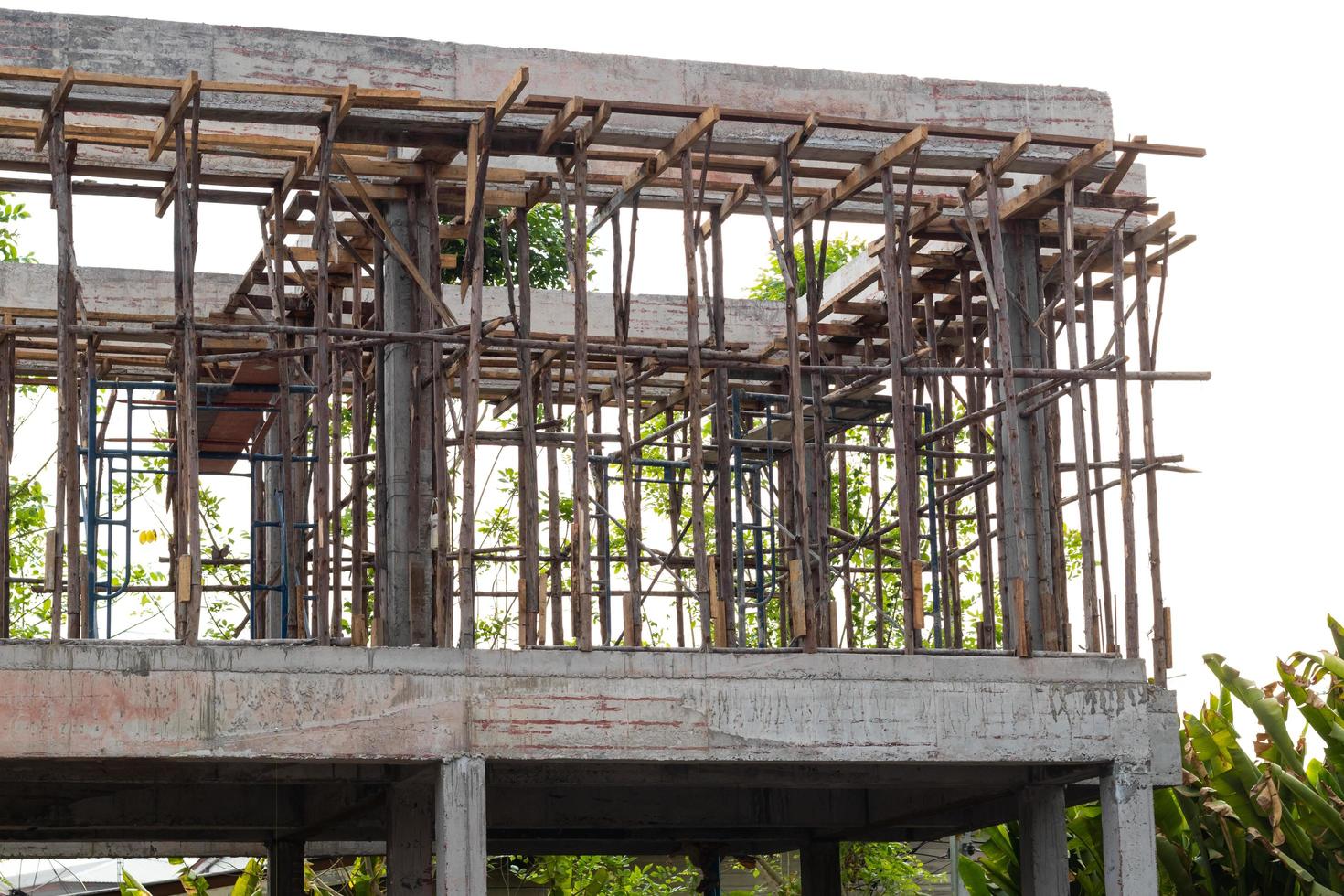 andaimes com a construção de um edifício rural. foto