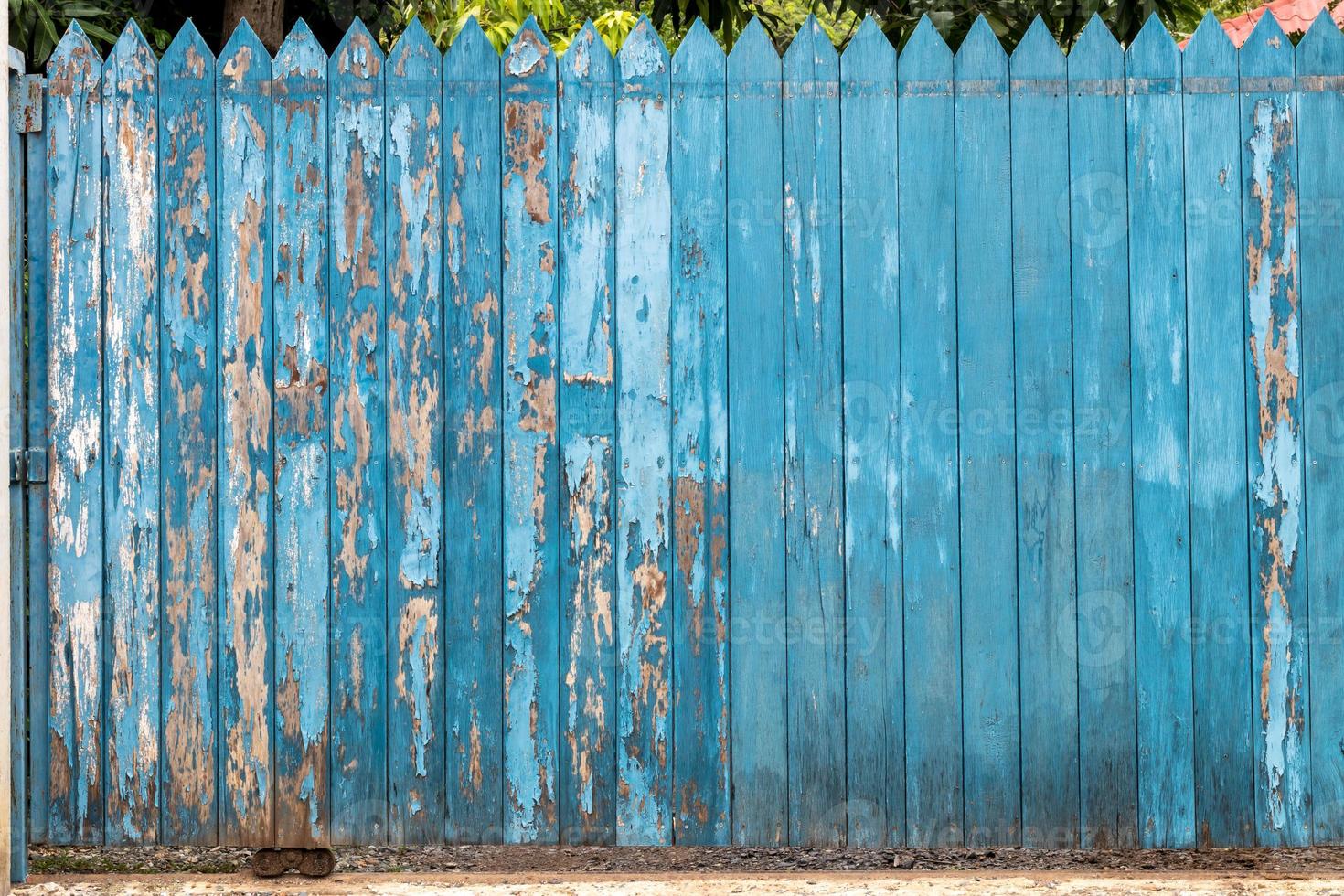 painéis de cerca de madeira velha grande azul na zona rural. foto