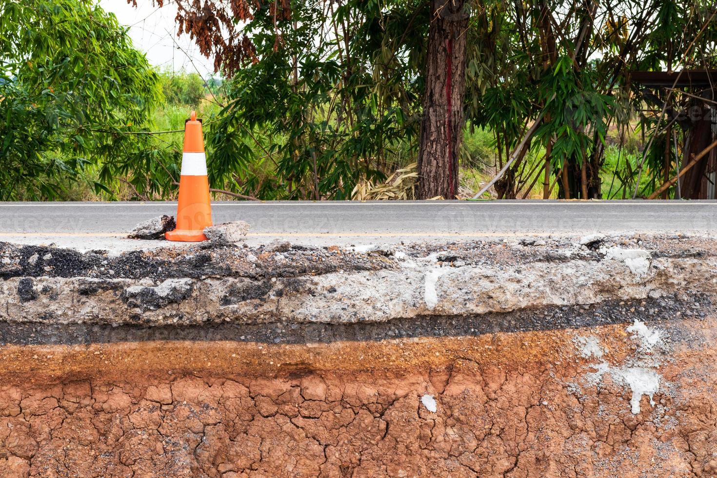 cave, estrada de asfalto pavimentada é cavada. foto