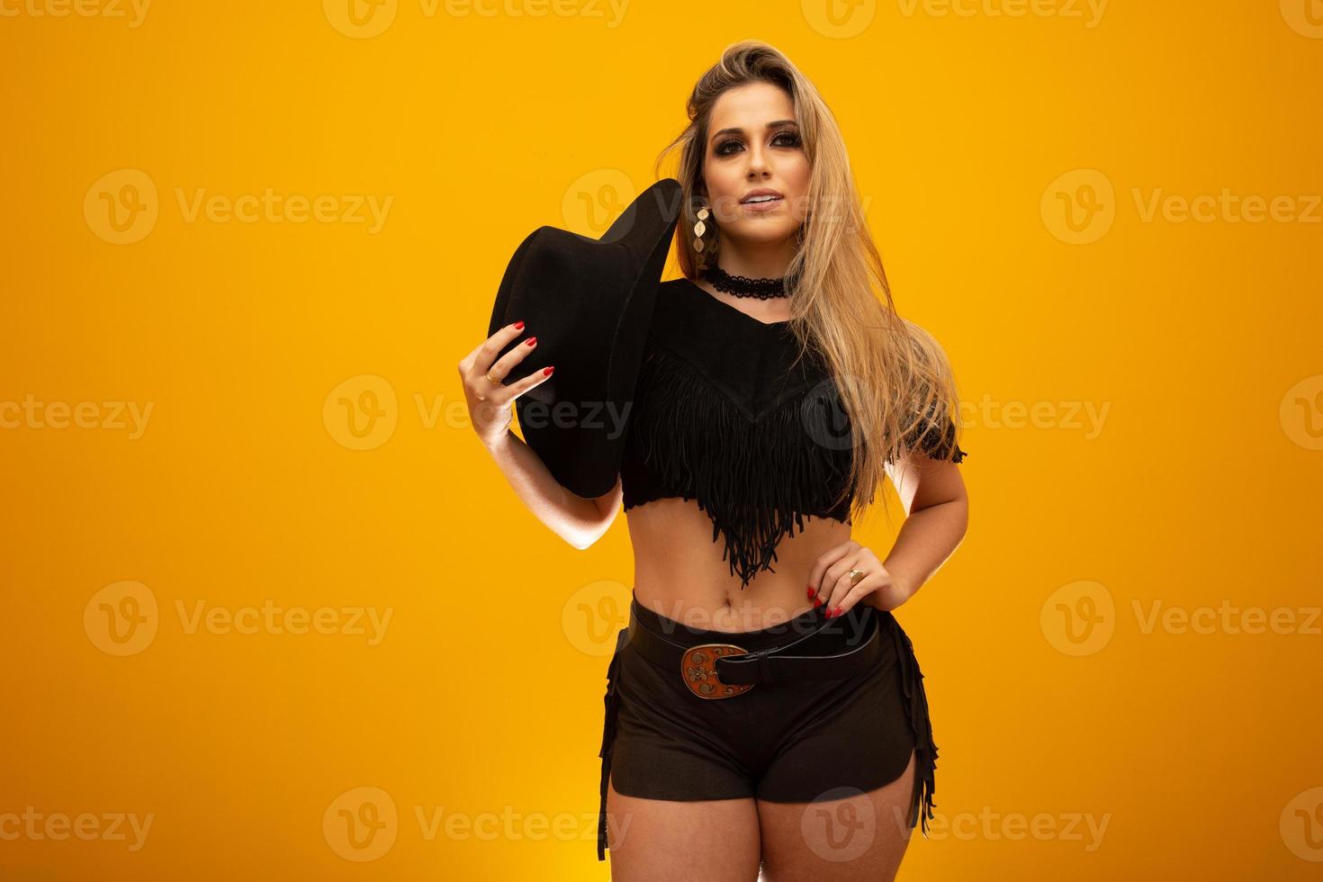 vaqueira sexy feliz em fundo amarelo foto