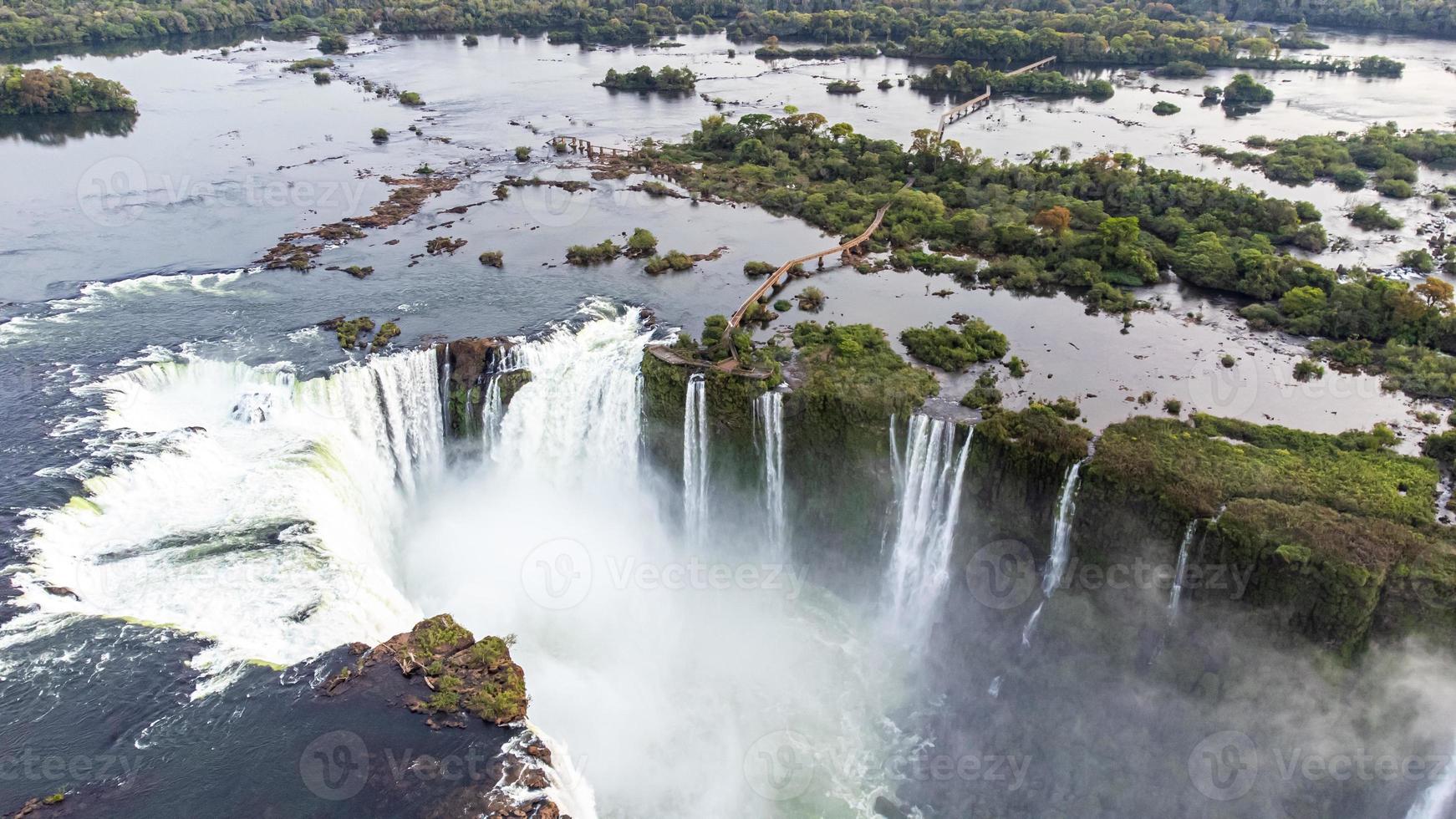 bela vista aérea das Cataratas do Iguaçu de um helicóptero, uma das sete maravilhas naturais do mundo. foz do iguaçu, parana, brasil foto