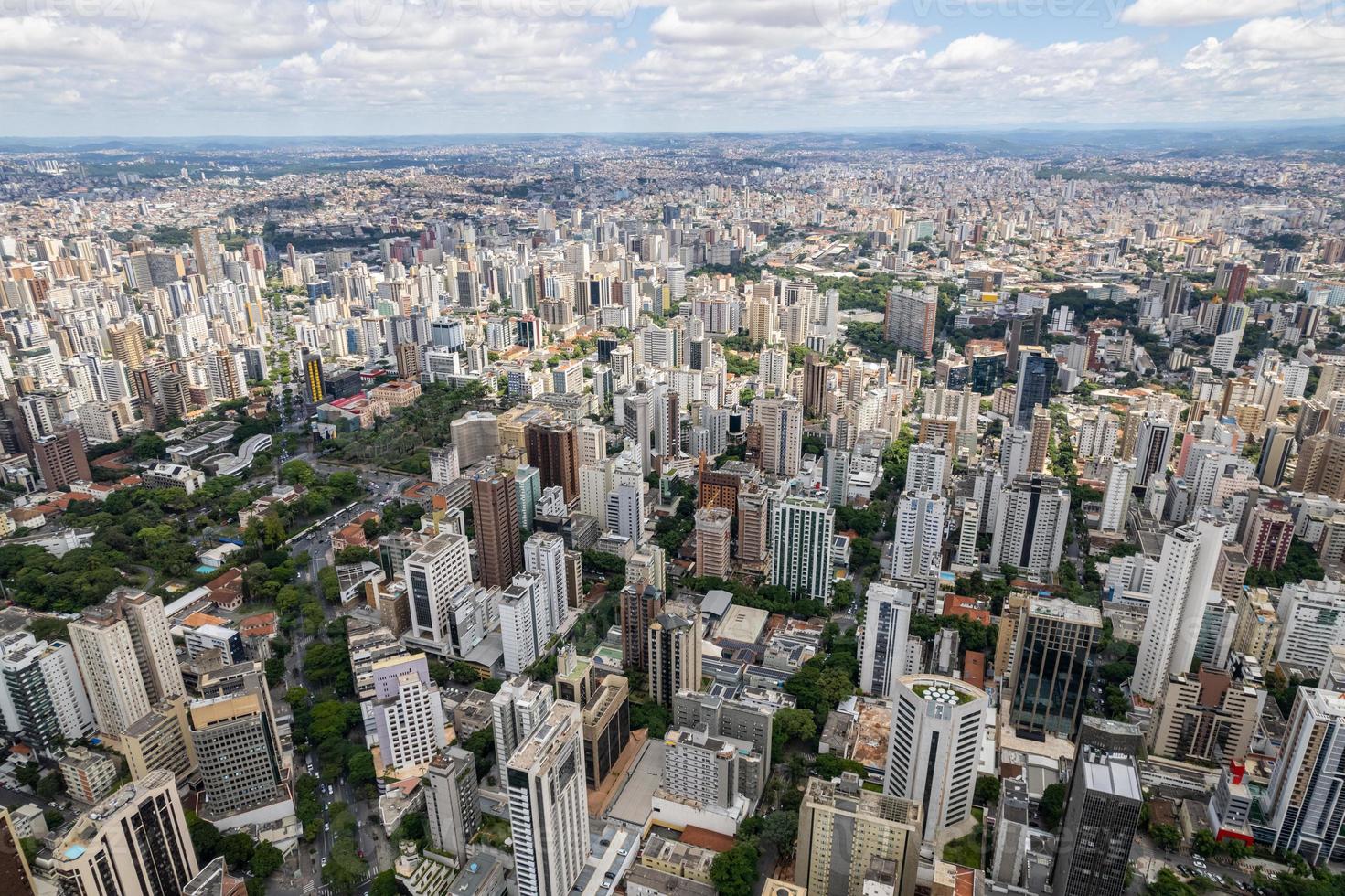 vista aérea da cidade de belo horizonte, em minas gerais, brasil. foto