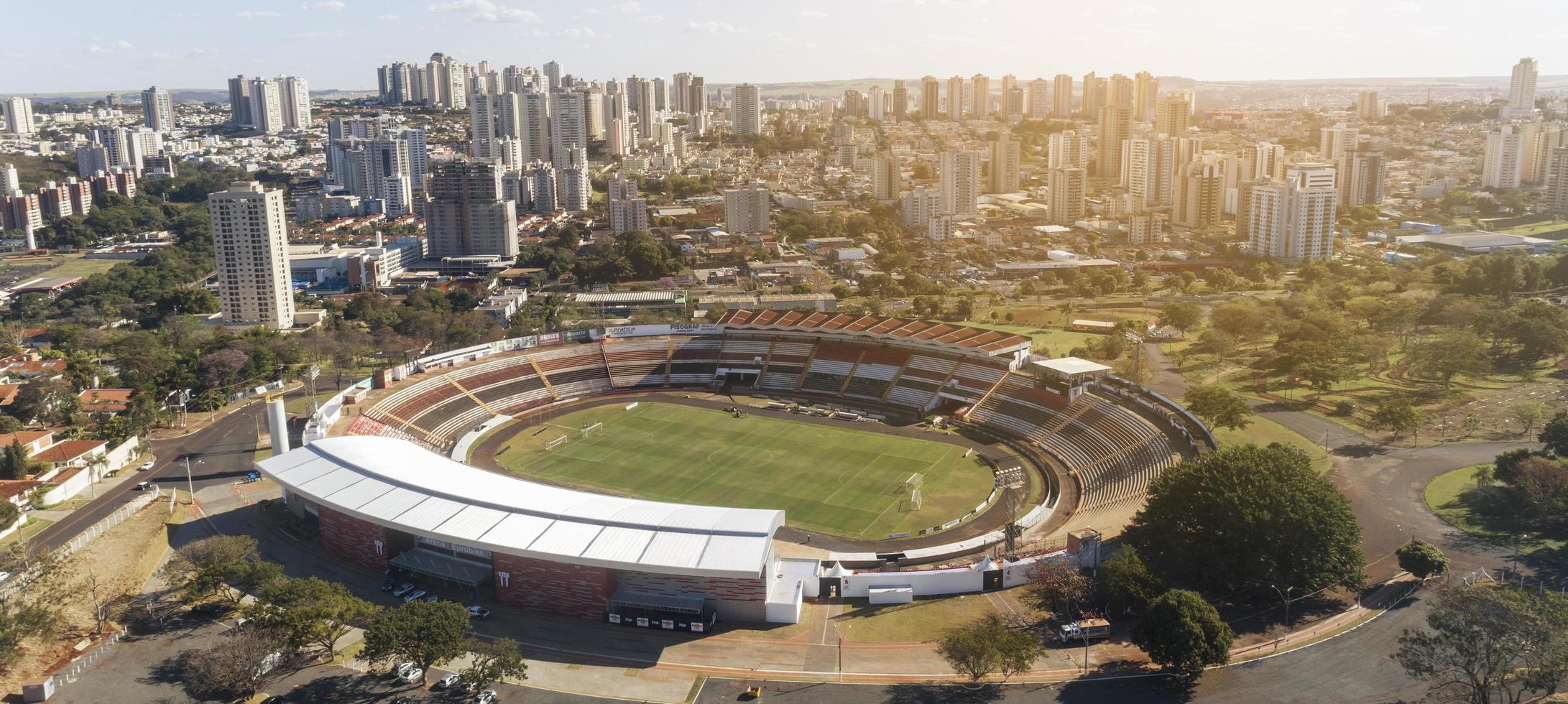 ribeirão preto, são paulo brasil por volta de julho de 2019 vista aérea de ribeirão preto, são paulo, você pode ver edifícios e o estádio santa cruz botafogo. foto