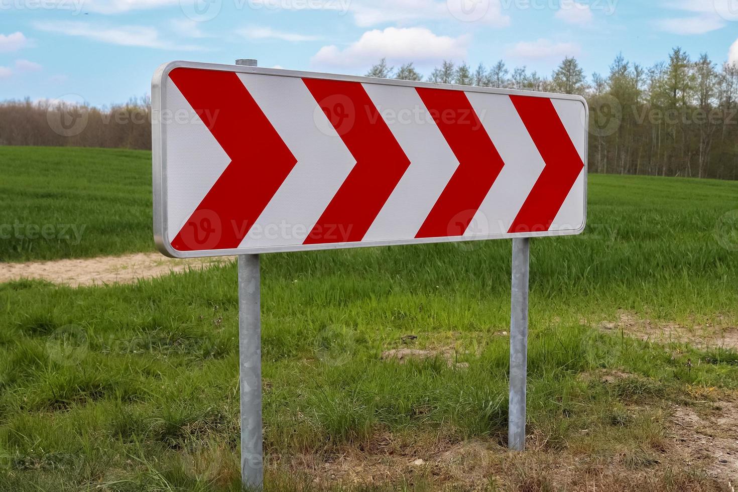 um grande sinal de aviso para uma curva muito acentuada em uma estrada rural alemã foto