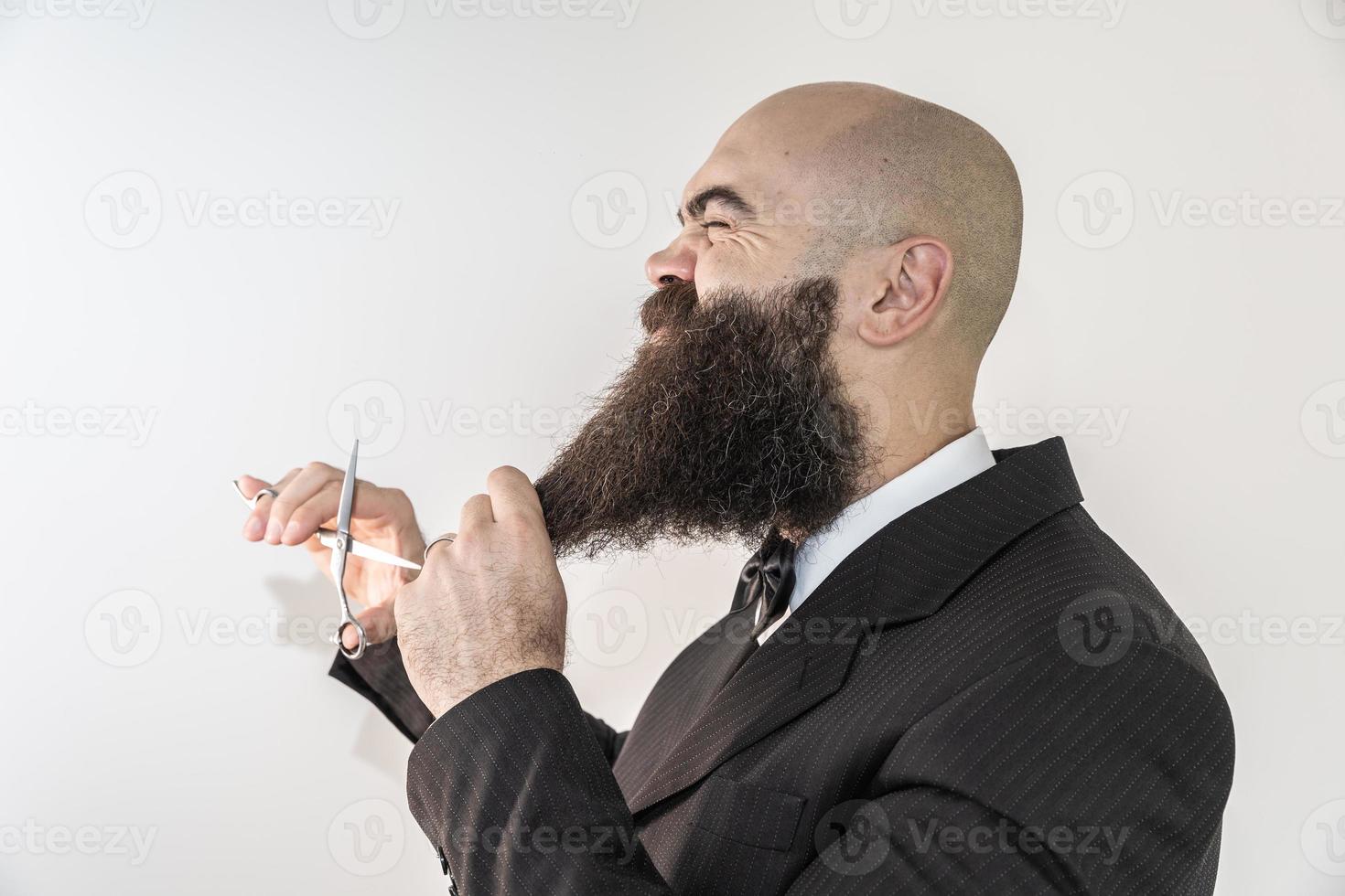 barbeiro com barba longa usando tesoura foto