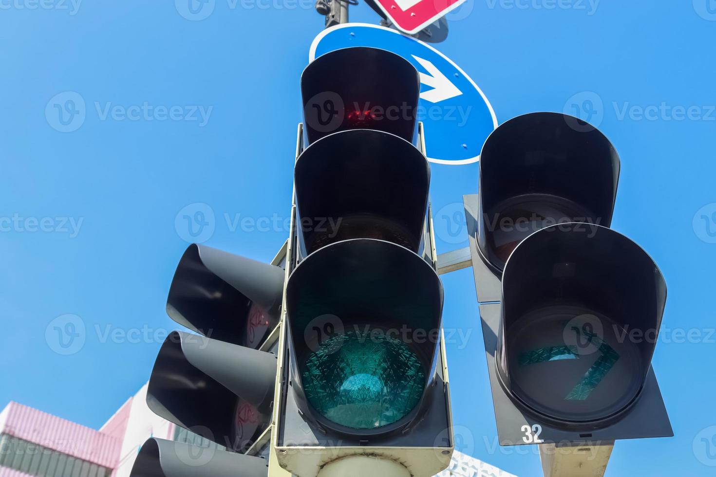 semáforos verdes e vermelhos para pedestres e bicicletas foto