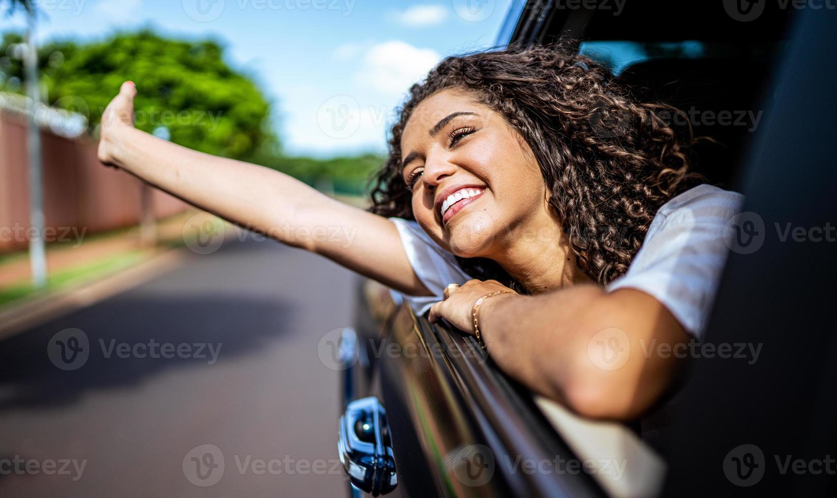 mulher latina na janela do carro. viagem de carro. garota olha pela janela do carro. conceito de viagens brasileiras de carro. foto