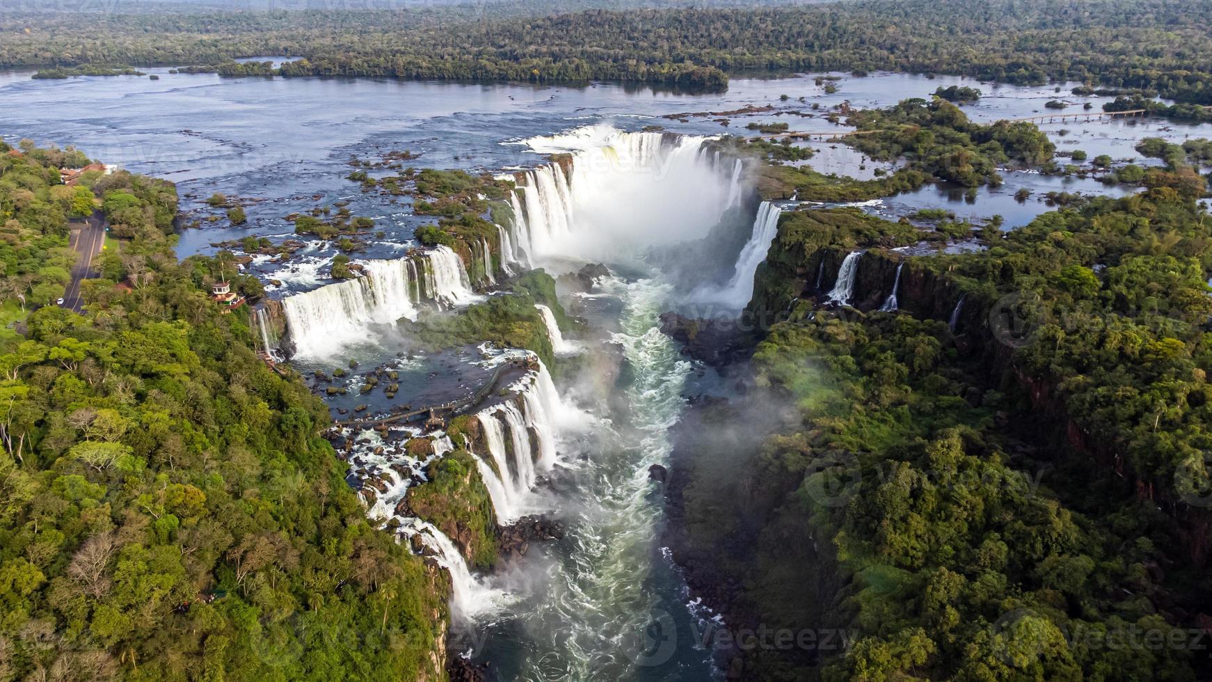 bela vista aérea das Cataratas do Iguaçu de um helicóptero, uma das sete maravilhas naturais do mundo. foz do iguaçu, parana, brasil foto