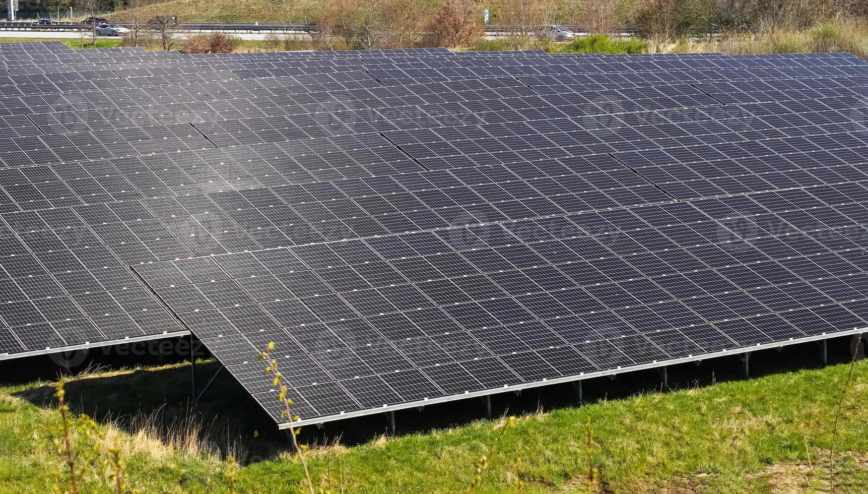 gerando energia limpa com módulos solares em um grande parque próximo à rodovia a7 no norte da alemanha. foto