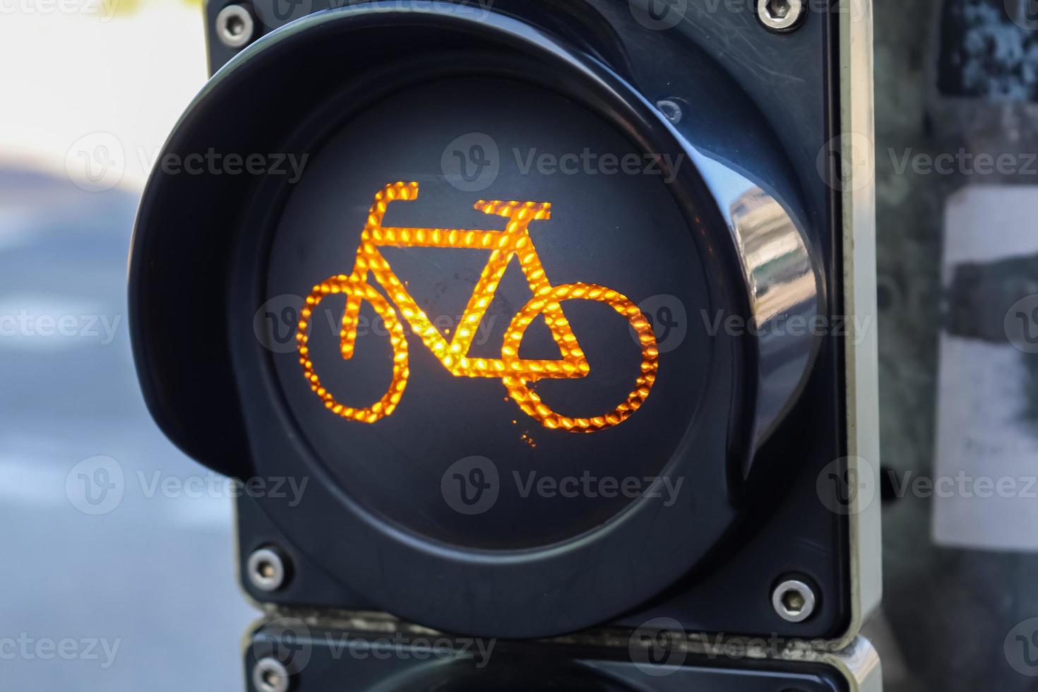 semáforos verdes e vermelhos para pedestres e bicicletas foto