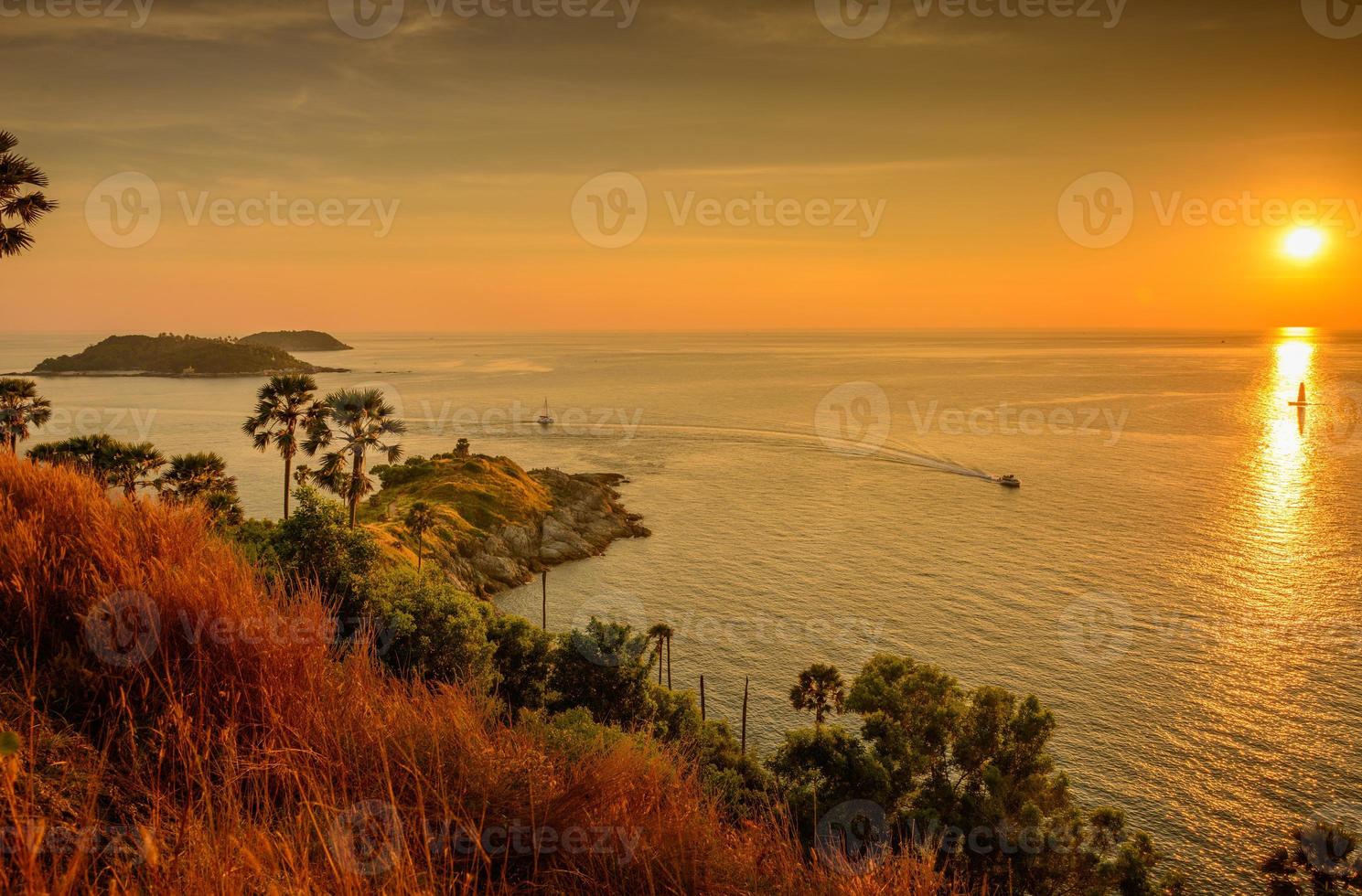 Promthep Cape, o lugar icônico para ver o pôr do sol em Phuket, Tailândia foto