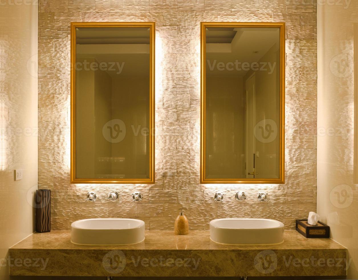 design de interiores de um banheiro foto