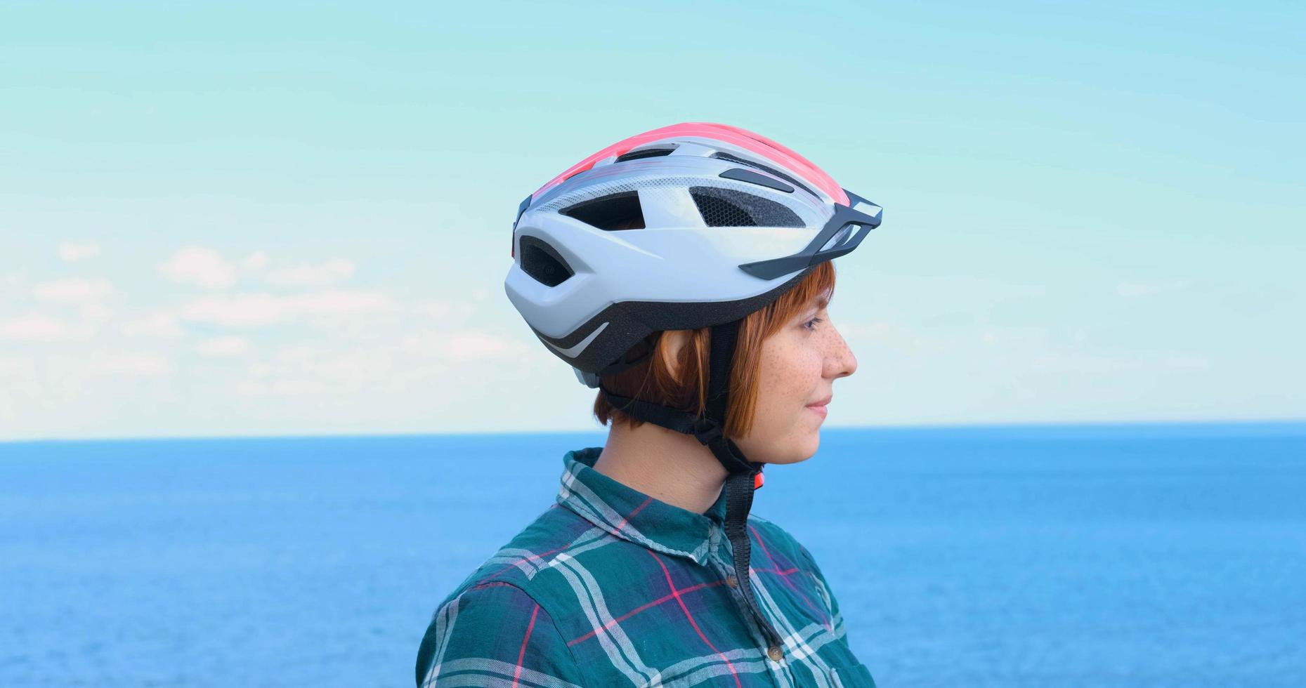 ciclista jovem no capacete em dia ensolarado de verão foto